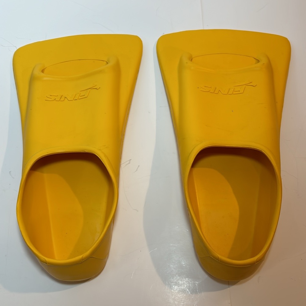 FINIS Gold classic short blade Fins Yellow Mens 10.5-11.5 women’s 11.5-12.5 New